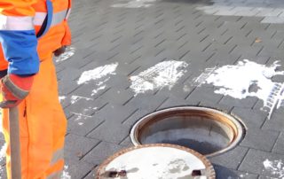 PGEE Wunnewil-Flamatt - Hydraulique urbaine - Triform - technicien devant regard